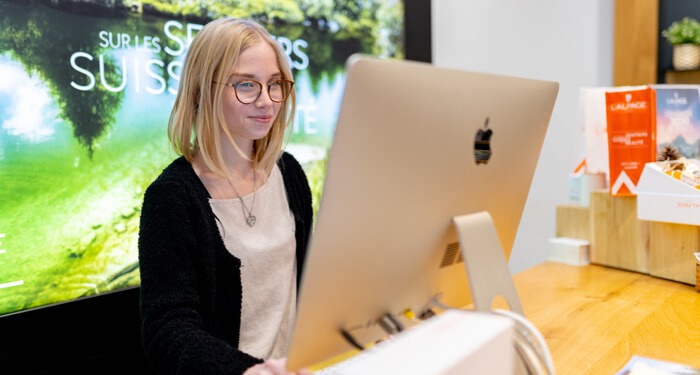 Mitarbeiterin von L'Alpage Suisse bedient Lightspeed Retail am iMac