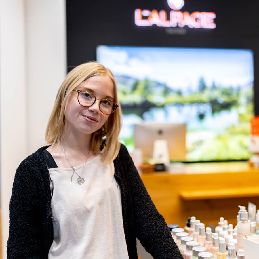 Mitarbeiterin im Laden von L'Alpage Suisse